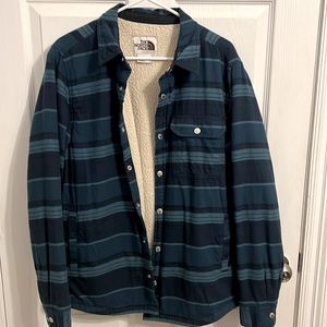 Men’s The North Face Sherpa-lined shacket with pockets.